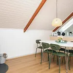 6 Person In Nyaraló